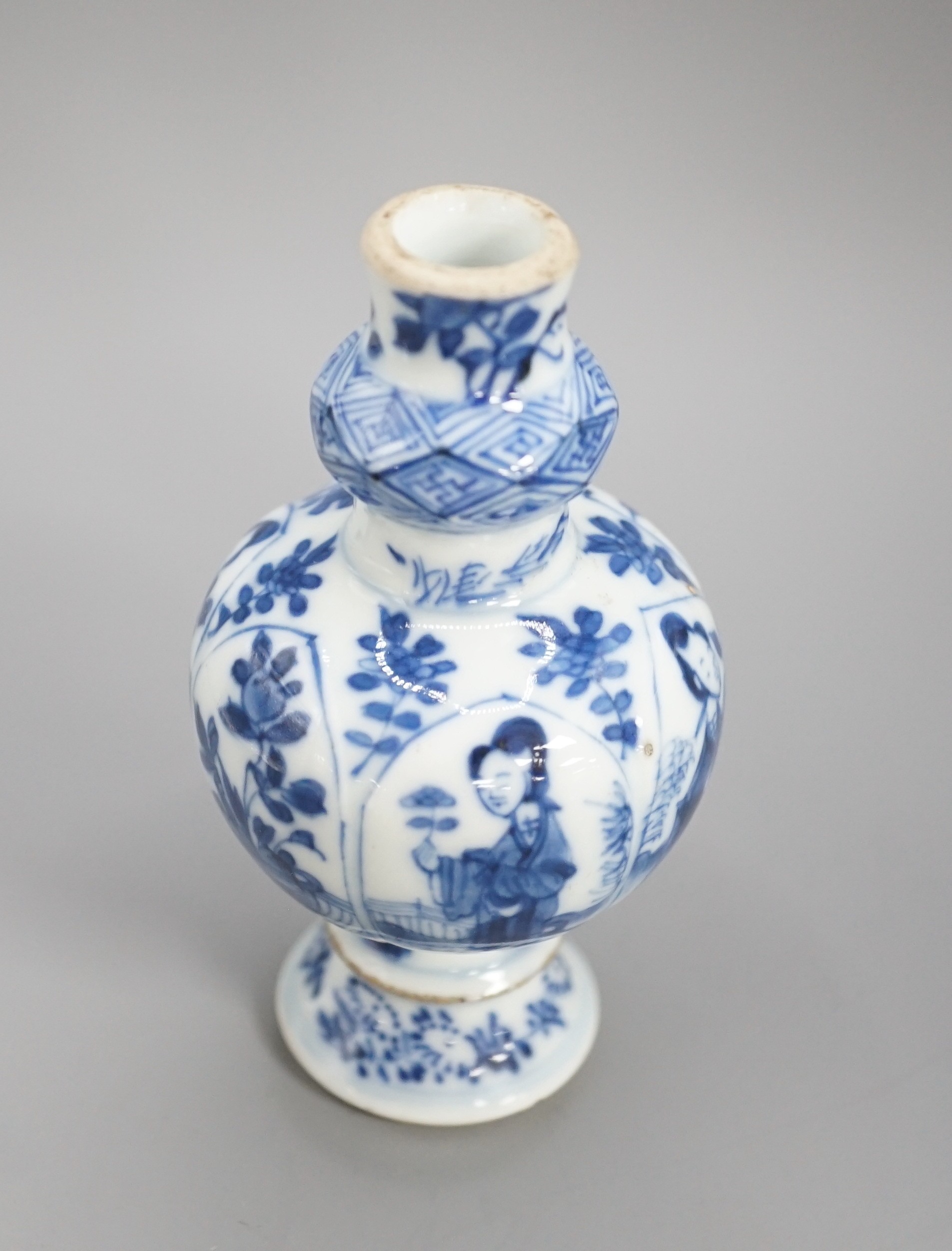 A Chinese Kangxi blue and white garlic neck vase, rim reduced 11cm